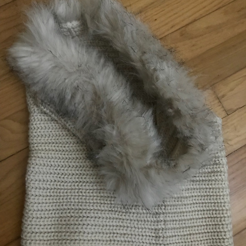 Beige snood with fur detail